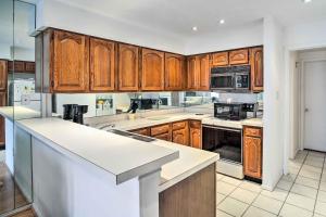 Dallas Condo w Pool Access + Walk to Shops!