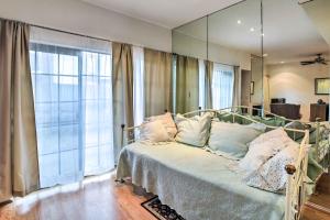 Dallas Condo w Pool Access + Walk to Shops!
