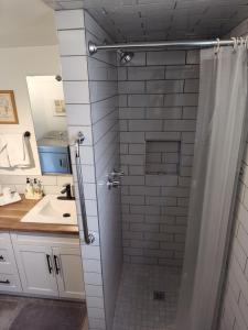 Tranquil & Tasteful One Bdrm Private Suite NE