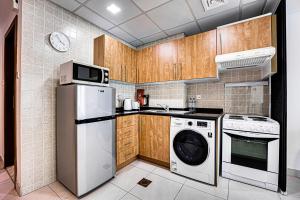 Canal View apartment in Marina