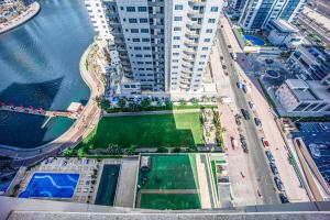 Canal View apartment in Marina