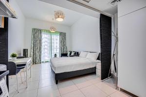 Canal View apartment in Marina