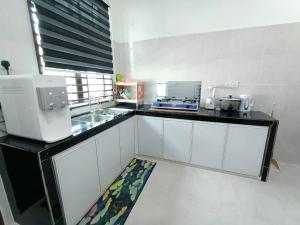 Homestay Kemaman Fyna07 Banglo Mewah 5 KM Dari Pantai Kijal
