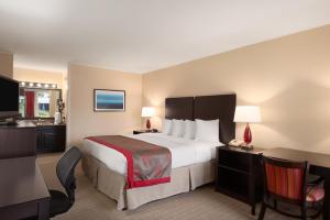 King Room- Non-Smoking room in Ramada by Wyndham Naples