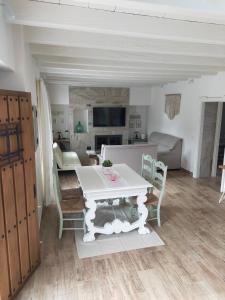 LA CASA DE LA HUERTA Stylish family cottage in Malaga countryside