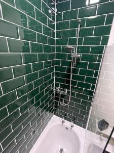 Hoole House- Recently decorated, bright and modern 2 bedroom house, close to Chester train station and the City Centre