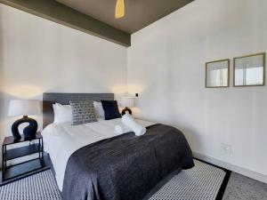 Secure, wifi, pool- Perfect for lone travellers