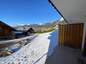 Appartement cosy avec terrasse, proche du village, parking inclus - FR-1-693-7