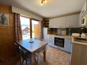 Appartement cosy avec terrasse, proche du village, parking inclus - FR-1-693-7