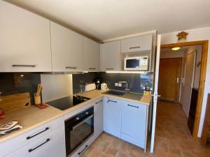 Appartement cosy avec terrasse, proche du village, parking inclus - FR-1-693-7