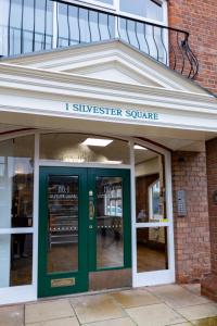 1 Bed City Studio near Theatre and Station Secure Parking