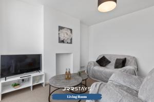 Nuneaton - Ideal 3 Bedroom, Wi-fi Parking, Sleeps 6 - JRR Stays