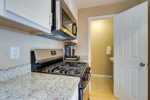 Walkable Downtown Apt with Game Room!