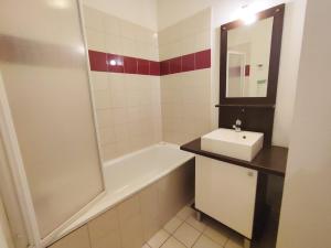 Appartements Val de Jade, la Cardabelle, T2, centre Luchon, wifi, casier a ski, 4 personnes : photos des chambres