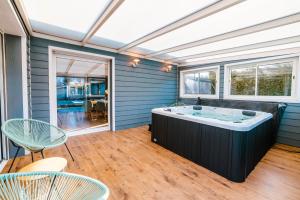 Grande maison avec piscine et jacuzzi à la campagne