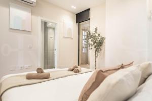 Sophisticated apartment with balcony & city views by REMS