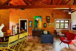 LINDA CHACARA EM CONDO A 40 MIN DE SP com piscina climatizada, churrasqueira, wifi, 5 quartos e muita natureza