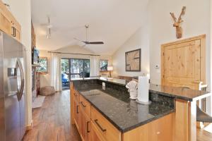 Village Point Retreat Townhome: Private Hot Tub, Walk to Town Lifts
