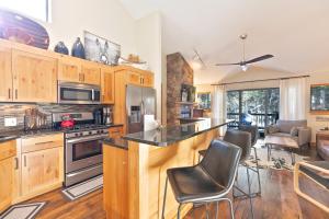 Village Point Retreat Townhome: Private Hot Tub, Walk to Town Lifts