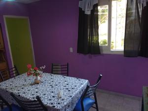 Casa tres ambientes con jardín y estacionamiento