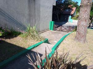 Casa tres ambientes con jardín y estacionamiento