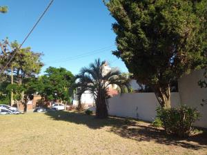 Casa tres ambientes con jardín y estacionamiento