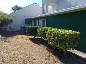 Casa tres ambientes con jardín y estacionamiento