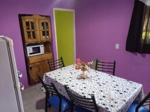 Casa tres ambientes con jardín y estacionamiento