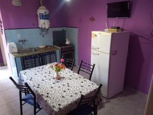 Casa tres ambientes con jardín y estacionamiento