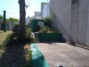 Casa tres ambientes con jardín y estacionamiento