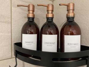 The Retreat-luxury cottage with hot tub (sleeps 4)