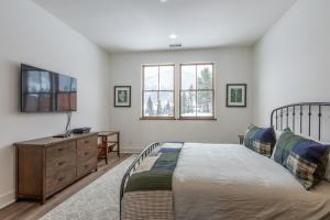 Newly Built Updated 3 Bed 2 and a half bath Creekhouse at Snowcrk Resort 1463 Amazing Mountain Views