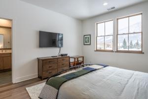 Newly Built Updated 3 Bed 2 and a half bath Creekhouse at Snowcrk Resort 1463 Amazing Mountain Views