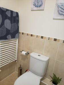 A Stylish Retreat - Super King Bed - Heart Of Town Centre - 5 mins Stroll to Beach