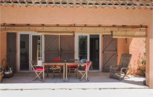 Maisons de vacances Beautiful Home In Roquefort Les Pins With Wifi, Private Swimming Pool And Outdoor Swimming Pool : photos des chambres