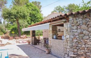 Maisons de vacances Beautiful Home In Roquefort Les Pins With Wifi, Private Swimming Pool And Outdoor Swimming Pool : photos des chambres