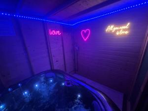 Family Holiday Home With Hot Tub Sleeps 8