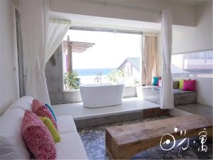Phòng Deluxe Giường Đôi Với Ban Công và Tầm Nhìn Ra Biển (Deluxe Double Room with Balcony and Sea View)