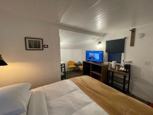 Queen Studio room in The Seaview Cottages