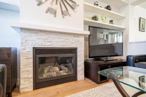Comfortable and Modern Rowhouse Perfect for BC Escapade, air conditioned