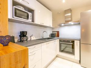 Appartement skis aux pieds avec balcon, cheminée et parking - Méribel - FR-1-613-3