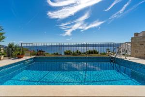 Villa Oslo - luxury place with sea views & heated pool, 300m far from sandy beach