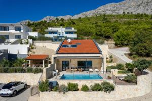 Villa Oslo - luxury place with sea views & heated pool, 300m far from sandy beach