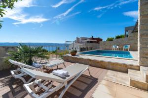 Villa Oslo - luxury place with sea views & heated pool, 300m far from sandy beach