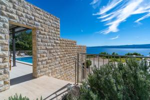 Villa Oslo - luxury place with sea views & heated pool, 300m far from sandy beach