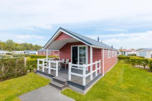 Chalet with Patio room in Strandcamping Valkenisse