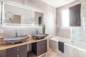 Appartements - LUXUEUX CASA SELVA - Parking Gratuit - Spacieux - balcon - Wifi : photos des chambres