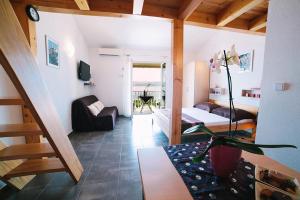 Studio apartment in Duce with sea view, balcony, air conditioning, WiFi 4167-7