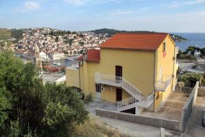 Studio apartment in Hvar town with sea views, terrace, air conditioning, WiFi 3615-5