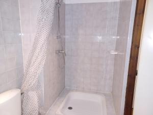 Appartements Confortable studio 2* avec balcon, double exposition et parking, proche du centre de Brides-les-Bains - FR-1-512-108 : photos des chambres